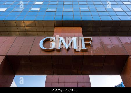Schild auf dem Gebäude, in dem sich der Hauptsitz der Garantie Mutuelle des fonctionnaires befindet, einer französischen Versicherungsgesellschaft, die besser unter der Abkürzung GMF bekannt ist Stockfoto