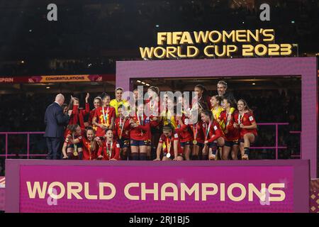 Spanien bereitet sich darauf vor, die Trophäe während des Finalspiels der FIFA Frauen-Weltmeisterschaft 2023 im Stadion Australien, Sydney, Australien, 20. August 2023 zu heben (Foto: Patrick Hoelscher/News Images) Stockfoto