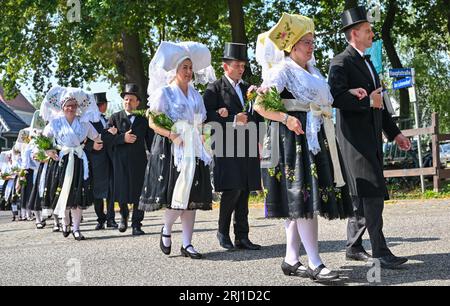 Burg, Deutschland. August 2023. Die Teilnehmer der Parade in der Spreewaldstadt Burg tragen sorbisch-wendische Festkostüme. Am Nachmittag fand die große Parade des 29. Festes der Ortsgeschichte und der Kostüme im Spreewald statt. Quelle: Patrick Pleul/dpa/Alamy Live News Stockfoto