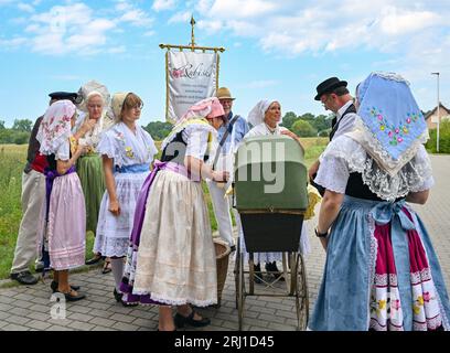 Burg, Deutschland. August 2023. Die Teilnehmer der Parade in der Spreewaldstadt Burg tragen sorbisch-wendische Kostüme und warten auf den Beginn der Veranstaltung. Am Nachmittag fand die große Parade des 29. Heimat- und Trachtenfestes im Spreewald statt. Quelle: Patrick Pleul/dpa/Alamy Live News Stockfoto