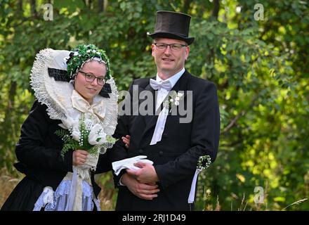 Burg, Deutschland. August 2023. Aline und Stefan tragen ein sorbisch-wendisches Hochzeitskostüm aus dem Jahr 1920 während des Festes in der Spreewaldstadt Burg. Am Nachmittag fand die große Parade zum 29. Heimat- und Trachtenfest im Spreewald statt. Quelle: Patrick Pleul/dpa/Alamy Live News Stockfoto