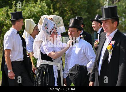 Burg, Deutschland. August 2023. Teilnehmer an der Parade in der Spreewaldstadt Burg in sorbisch-venezianischen Kostümen warten auf den Beginn der Veranstaltung. Am Nachmittag fand die große Parade zum 29. Heimat- und Trachtenfest im Spreewald statt. Quelle: Patrick Pleul/dpa/Alamy Live News Stockfoto