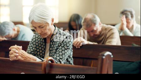 Glaube, Gebet oder alte Frau in der Kirche für Gott, heiliger Geist oder Religion in der Kathedrale oder christlichen Gemeinschaft. Gottesdienst, geistliche Dame oder ältere Person Stockfoto