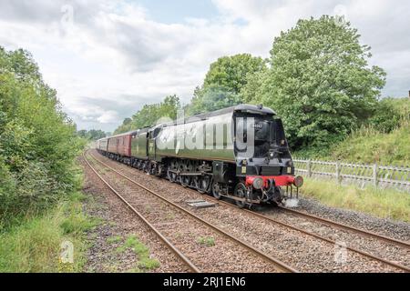 Tangmere, die britische Dampflokomotive 34067, fuhr am 19. August 2023 durch Long Preston Stockfoto