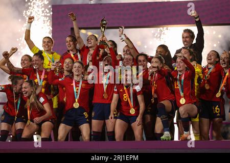 Spanien hebt die Trophäe auf, nachdem es 1-0 im Finale der FIFA Frauen-Weltmeisterschaft 2023 im Stadion Australien, Sydney, Australien, gewonnen hat 2023 (Foto: Patrick Hoelscher/News Images) Stockfoto