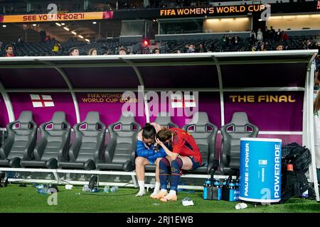 Die Spanierin Ona Batlle (rechts) konsoliert die Englands Lucy Bronze nach der Niederlage Englands im Endspiel der FIFA Frauen-Weltmeisterschaft im Stadion Australien, Sydney. Bilddatum: Sonntag, 20. August 2023. Stockfoto