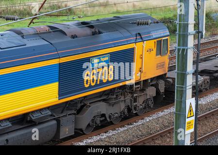 GBRF Güterdiesellokomotive der Klasse 66, Nummer 66708, genannt Cnaba Ykpaihi, trägt die ukrainische Flagge an der Fahrertür. Stockfoto