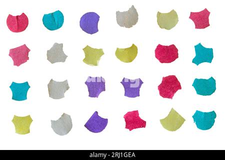 Konfetti mehrfarbig isoliert auf weiß. Kleine Stücke gefärbtes Recyclingpapier. Karneval-, Geburtstags- oder Hochzeitsdekoration. Stockfoto