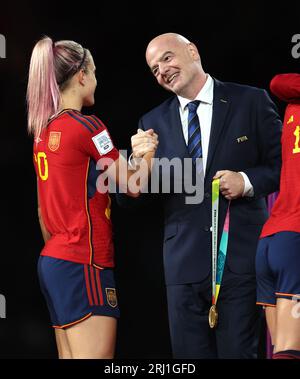 FIFA-Präsident Gianni Infantino begrüßt die Spanierin Alexia Putellas nach dem Endspiel der FIFA-Frauen-Weltmeisterschaft im Stadion Australien, Sydney. Bilddatum: Sonntag, 20. August 2023. Stockfoto