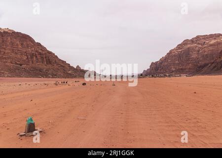 Ein wunderschöner Tag in der jordanischen Wüste Wadi Rum. Weite Wüste mit erstaunlichen Bergen und Sanddünen, fantastische Landschaft, die Sie sehen sollten. Hohe Qual Stockfoto