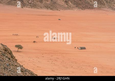 Ein wunderschöner Tag in der jordanischen Wüste Wadi Rum. Weite Wüste mit erstaunlichen Bergen und Sanddünen, fantastische Landschaft, die Sie sehen sollten. Hohe Qual Stockfoto