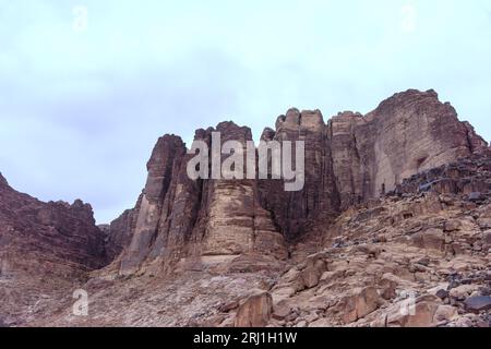 Ein wunderschöner Tag in der jordanischen Wüste Wadi Rum. Weite Wüste mit erstaunlichen Bergen und Sanddünen, fantastische Landschaft, die Sie sehen sollten. Hohe Qual Stockfoto