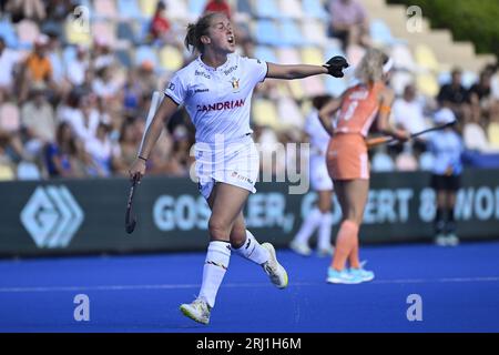 Monchengladbach, Deutschland. August 2023. Die Belgierin Louise Versavel ist in Aktion während eines Eishockeyspiels zwischen der belgischen Hockeynationalmannschaft Red Panthers und den Niederlanden am Sonntag, den 20. August 2023 in Monchengladbach, Deutschland, Spiel 2/3 in der Poolphase der Frauen-Hockey-Europameisterschaften. Die EuroHockey-Meisterschaften 2023 finden vom 18. August bis zum 27. August 2023 statt. BELGA PHOTO DIRK WAEM Credit: Belga News Agency/Alamy Live News Stockfoto