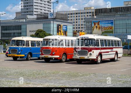 Der alte rot-blaue Skoda-Bus. Tschechoslowakisches Skoda RTO 706 Karosa-Modell. Touristenbusse im Vintage-Modell. Die Straße der Altstadt ist eine Touristenattraktion. Polen, Warschau - 27. Juli 2023. Stockfoto