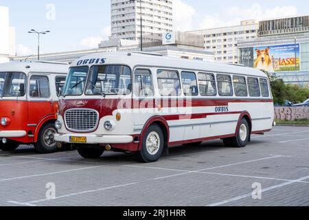 Der alte rot-blaue Skoda-Bus. Tschechoslowakisches Skoda RTO 706 Karosa-Modell. Touristenbusse im Vintage-Modell. Die Straße der Altstadt ist eine Touristenattraktion. Polen, Warschau - 27. Juli 2023. Stockfoto