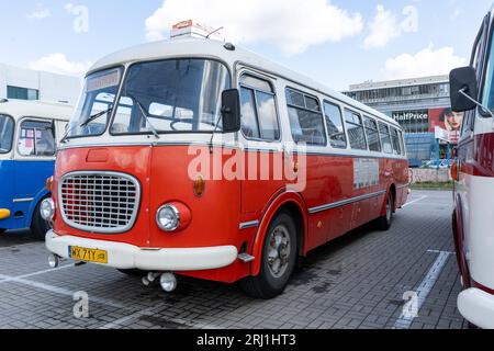 Der alte rot-blaue Skoda-Bus. Tschechoslowakisches Skoda RTO 706 Karosa-Modell. Touristenbusse im Vintage-Modell. Die Straße der Altstadt ist eine Touristenattraktion. Polen, Warschau - 27. Juli 2023. Stockfoto