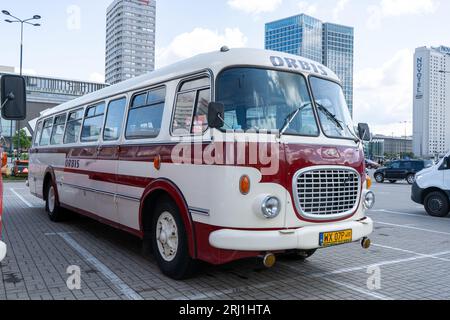 Der alte rot-blaue Skoda-Bus. Tschechoslowakisches Skoda RTO 706 Karosa-Modell. Touristenbusse im Vintage-Modell. Die Straße der Altstadt ist eine Touristenattraktion. Polen, Warschau - 27. Juli 2023. Stockfoto