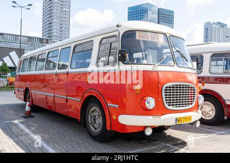 Der alte rot-blaue Skoda-Bus. Tschechoslowakisches Skoda RTO 706 Karosa-Modell. Touristenbusse im Vintage-Modell. Die Straße der Altstadt ist eine Touristenattraktion. Polen, Warschau - 27. Juli 2023. Stockfoto