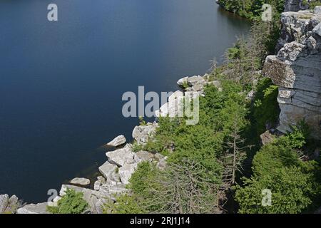 Das Minnewaska State Park Preserve liegt am Shawangunk Ridge im Ulster County, New York. Lake Minnewaska Rocky Shore Stockfoto