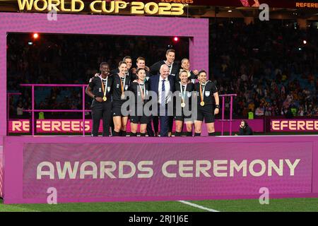 Stadium Australia, Sydney, NSW, Australien. August 2023. FIFA Womens World Cup Final Football, Spanien gegen England; Spiel Offizielle mit ihren Medaillen Credit: Action Plus Sports/Alamy Live News Stockfoto