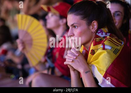 Madrid, Spanien. August 2023. Fans der spanischen Fußballmannschaft der Frauen sehen auf einer Großleinwand im Wizink Center Stadium das Endspiel der FIFA Frauen-Weltmeisterschaft 2023 zwischen England und Spanien. Spanien hat England im Endspiel in Sydney, Australien, mit 1:0 besiegt und den Titel des Weltmeisters gewonnen. Quelle: Marcos del Mazo/Alamy Live News Stockfoto