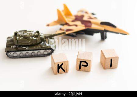 Mit kpi auf gelbem Hintergrund ausgekleidet. Militärpanzer. Kriegsaktivitäten. Konflikt zwischen Russland und der Ukraine. Protest gegen flachen Kopierraum Stockfoto