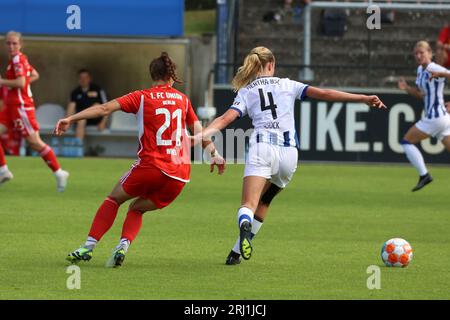 Berlin, Deutschland. August 2023. Regionalliga Frauen: Hertha BSC - Union Berlin. Spieler aus Union Berlin und Hertha BSC kämpfen im Regionalliga-Spiel im Hanns-Braun-Stadion um den Ball. Quelle: Jörg Carstensen/dpa/Alamy Live News Stockfoto