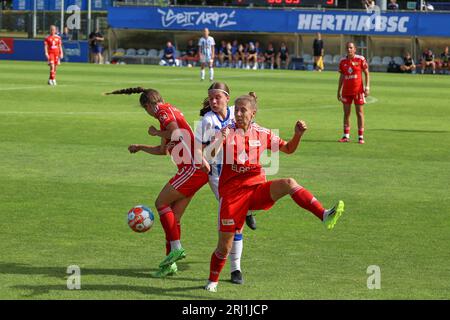 Berlin, Deutschland. August 2023. Regionalliga Frauen: Hertha BSC - Union Berlin. Spieler aus Union Berlin und Hertha BSC kämpfen im Regionalliga-Spiel im Hanns-Braun-Stadion um den Ball. Quelle: Jörg Carstensen/dpa/Alamy Live News Stockfoto