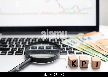 Wort-KPI aus Holzbausteinen Stockfoto