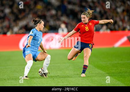 Sydney, Australien. August 2023. Lucy Bronze aus England und Mariona Caldentey aus Spanien während des Finalspiels der FIFA Frauen-Weltmeisterschaft 2023 zwischen den Frauen aus Spanien und den Frauen aus England im Stadion Australien, Sydney, Australien am 20. August 2023. Foto von Richard Nicholson. Nur redaktionelle Verwendung, Lizenz für kommerzielle Nutzung erforderlich. Keine Verwendung bei Wetten, Spielen oder Veröffentlichungen eines einzelnen Vereins/einer Liga/eines einzelnen Spielers. Credit: UK Sports Pics Ltd/Alamy Live News Stockfoto