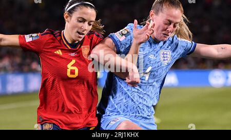 Sydney, Australien. August 2023. Aitana Bonmati aus Spanien stellt sich dem englischen Fußballspieler Keira Walsh während des Finales der FIFA-Frauen-Weltmeisterschaft 2023 im Stadion Australien in Sydney, Australien, gegenüber Stockfoto