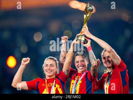 Die Spanier Alexia Putellas (links), Jennifer Hermoso und Irene Paredes feiern mit der Trophäe, nachdem sie das Endspiel der FIFA Frauen-Weltmeisterschaft im Stadion Australien, Sydney, gewonnen haben. Bilddatum: Sonntag, 20. August 2023. Stockfoto