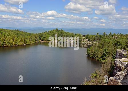 Das Minnewaska State Park Preserve liegt am Shawangunk Ridge im Ulster County, New York. Magic Lake Minnewaska Stockfoto