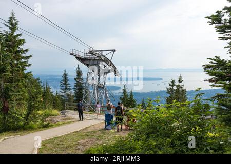 Vancouver, Kanada - August 5,2023: Panoramaaussicht vom Georgia Strait Lookout auf dem Grouse Mountain mit atemberaubenden Ausblicken auf Vancouver und Burrard Stockfoto