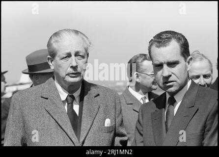 Der britische Premierminister Harold Macmillan und der US-Vizepräsident Richard Nixon am Terminal des Military Air Transport Service (MATS) am National Airport in Arlington, Virginia. 19. März 1959. Stockfoto