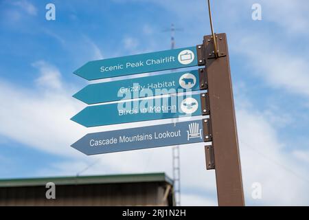 Blick auf ein Hinweisschild auf dem Grouse Mountain, das Pfade zum Peak Sessellift, Grizzly Habitat, Birds in Motion Exponate und Cascade Mountain anzeigt Stockfoto