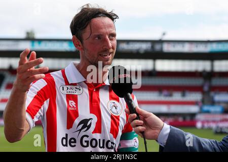 Rotterdam, Niederlande. August 2023. ROTTERDAM, NIEDERLANDE - 20. AUGUST: Bart Vriends of Sparta Rotterdam wird von ESPN während des niederländischen Eredivisie-Spiels zwischen Sparta Rotterdam und Feyenoord im Sparta-stadion Het Kasteel am 20. August 2023 in Rotterdam interviewt. (Foto: Hans van der Valk/Orange Pictures) Credit: Orange Pics BV/Alamy Live News Stockfoto