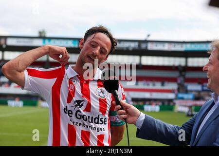 Rotterdam, Niederlande. August 2023. ROTTERDAM, NIEDERLANDE - 20. AUGUST: Bart Vriends of Sparta Rotterdam wird von ESPN während des niederländischen Eredivisie-Spiels zwischen Sparta Rotterdam und Feyenoord im Sparta-stadion Het Kasteel am 20. August 2023 in Rotterdam interviewt. (Foto: Hans van der Valk/Orange Pictures) Credit: Orange Pics BV/Alamy Live News Stockfoto