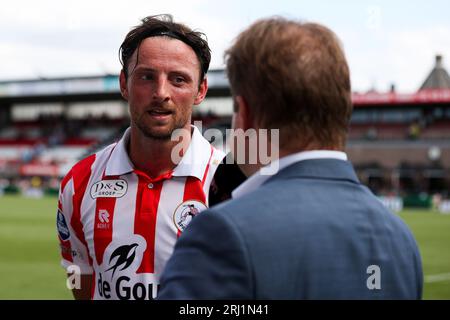 Rotterdam, Niederlande. August 2023. ROTTERDAM, NIEDERLANDE - 20. AUGUST: Bart Vriends of Sparta Rotterdam wird von ESPN während des niederländischen Eredivisie-Spiels zwischen Sparta Rotterdam und Feyenoord im Sparta-stadion Het Kasteel am 20. August 2023 in Rotterdam interviewt. (Foto: Hans van der Valk/Orange Pictures) Credit: Orange Pics BV/Alamy Live News Stockfoto
