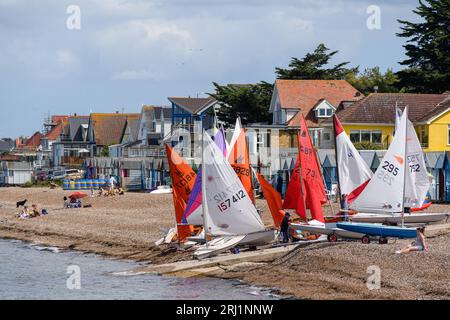 Die Roten Pfeile sind in der Ferne über der Stadt Herne Bay zu sehen, während sie zur Folkestone Airshow im Jahr 2023 aufbrechen. Stockfoto