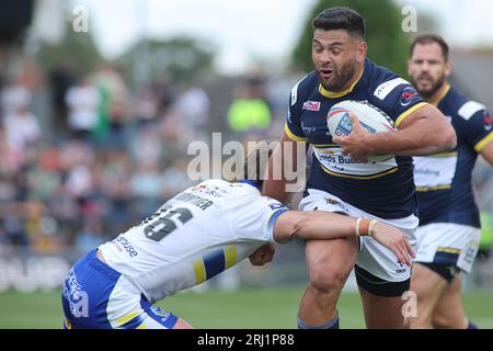 Leeds, Großbritannien. August 2023. Headingley Stadium, Leeds, West Yorkshire, 20. August 2023 Betfred Super League Leeds Rhinos gegen Warrington Wolves Aidan Sezer aus Leeds Rhinos wird von Jordy Crowther von Warrington Wolves Credit: Touchlinepics/Alamy Live News angegriffen Stockfoto