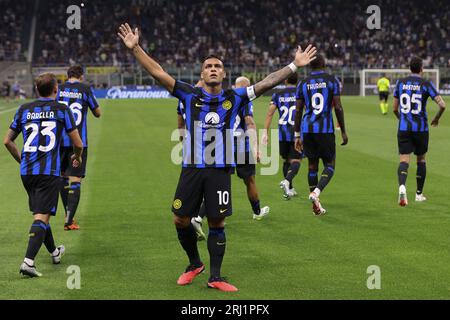 Mailand, Italien. August 2023. Italien, Mailand, 19. august 2023: Lautaro Martinez (FC Inter Stürmer) erzielt und feiert das Tor 1-0 bei 8' während des Fußballspiels FC Inter vs AC Monza, Tag 1, Serie A 2023-2024 im San Siro Stadion (Credit Image: © Fabrizio Andrea Bertani/Pacific Press via ZUMA Press Wire) NUR REDAKTIONELLER GEBRAUCH! Nicht für kommerzielle ZWECKE! Quelle: ZUMA Press, Inc./Alamy Live News Stockfoto