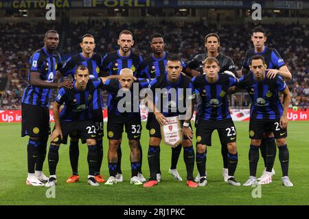 Mailand, Italien. August 2023. Italien, Mailand, 19. august 2023: Team des FC Inter im Mittelfeld für die Präsentation des Spiels und das Teamfoto während des Fußballspiels FC Inter vs AC Monza, Tag 1, Serie A 2023-2024 im San Siro Stadion (Credit Image: © Fabrizio Andrea Bertani/Pacific Press via ZUMA Press Wire) NUR REDAKTIONELLER GEBRAUCH! Nicht für kommerzielle ZWECKE! Quelle: ZUMA Press, Inc./Alamy Live News Stockfoto