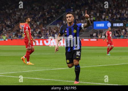 Mailand, Italien. August 2023. Italien, Mailand, 19. august 2023: Lautaro Martinez (FC Inter Stürmer) erzielt und feiert das Tor 1-0 bei 8' während des Fußballspiels FC Inter vs AC Monza, Tag 1, Serie A 2023-2024 im San Siro Stadion (Credit Image: © Fabrizio Andrea Bertani/Pacific Press via ZUMA Press Wire) NUR REDAKTIONELLER GEBRAUCH! Nicht für kommerzielle ZWECKE! Quelle: ZUMA Press, Inc./Alamy Live News Stockfoto