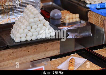 Dango ist ein japanischer Knödel aus Reismehl, gemischt mit Uruchi-Reismehl und klebrigem Reismehl in der Nähe von asakusa in tokio Stockfoto