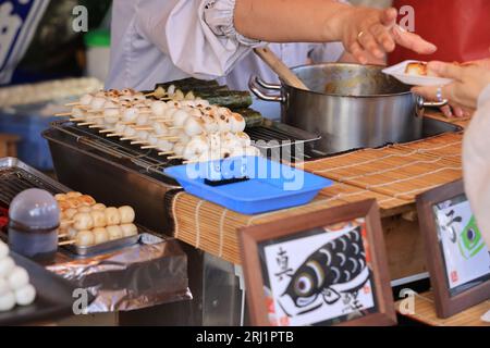 Dango ist ein japanischer Knödel aus Reismehl, gemischt mit Uruchi-Reismehl und klebrigem Reismehl in der Nähe von asakusa in tokio Stockfoto