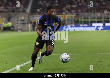 Mailand, Italien. August 2023. Italien, Mailand, 19. august 2023: Denzel Dumfries (FC Inter Mittelfeldspieler) greift in der ersten Halbzeit während des Fußballspiels FC Inter vs AC Monza, Tag 1, Serie A 2023-2024 im San Siro Stadion (Credit Image: © Fabrizio Andrea Bertani/Pacific Press via ZUMA Press Wire) NUR REDAKTIONELLER GEBRAUCH! Nicht für kommerzielle ZWECKE! Quelle: ZUMA Press, Inc./Alamy Live News Stockfoto