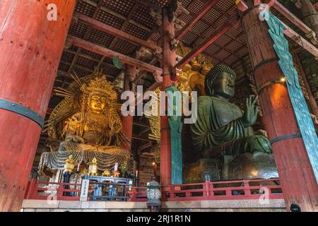 Wunderbare Statuen in der Großen Buddha-Halle im Todai-JI-Tempel in Nara, Japan. Stockfoto