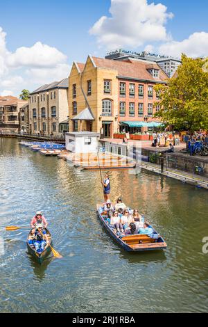 Touristen, die auf dem Fluss Cam auf einem Punt entlang der Quayside-Gegend von Cambridge gesehen werden, das im August 2023 abgebildet ist. Stockfoto