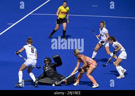 Monchengladbach, Deutschland. August 2023. Die Belgierin Emma Puvrez, der belgische Torhüter Aisling D'hooghe und die Niederländerin Joosje Burg zeigten sich während eines Eishockeyspiels zwischen der belgischen Hockeynationalmannschaft Red Panthers und den Niederlanden am Sonntag, den 20. August 2023 in Monchengladbach, das Spiel 2/3 in der Poolphase der Frauen-Hockey-Europameisterschaften. Die EuroHockey-Meisterschaften 2023 finden vom 18. August bis zum 27. August 2023 statt. BELGA PHOTO DIRK WAEM Credit: Belga News Agency/Alamy Live News Stockfoto